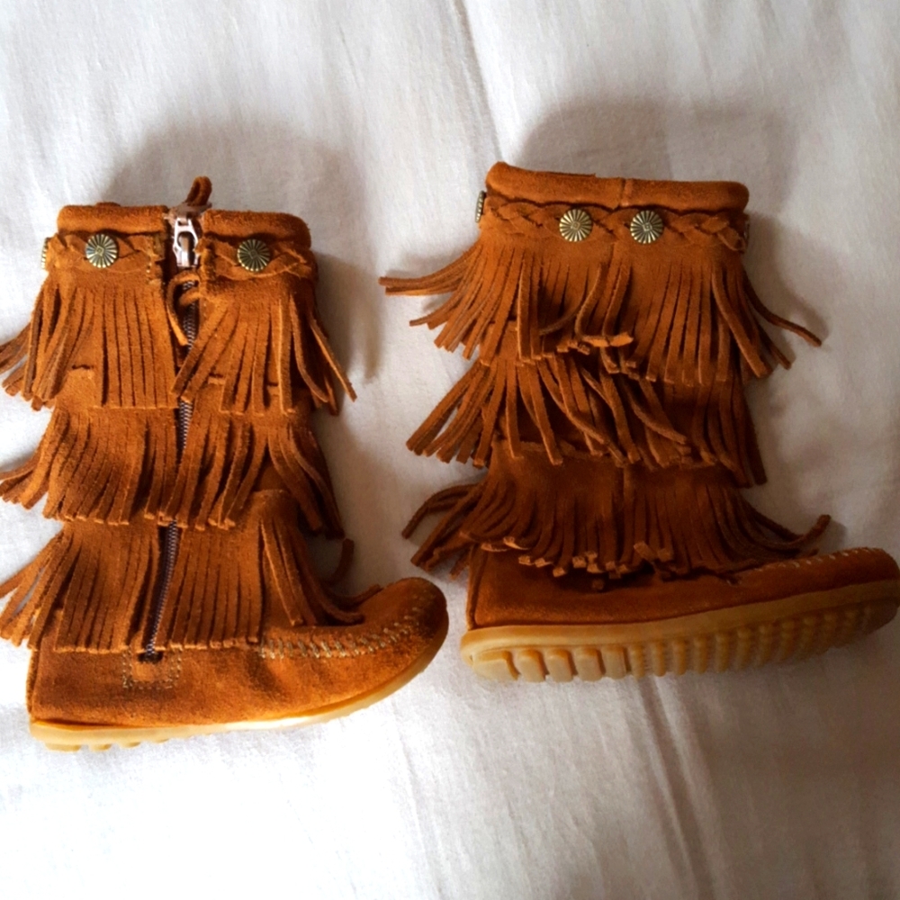 Girls Minnetonka fringe boots size 8